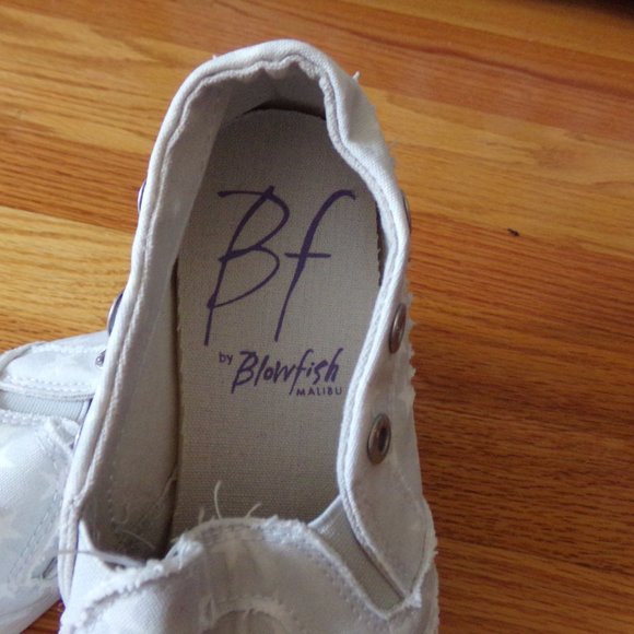 BF by Blowfish Fariachi gray star flats zippers 7 1/2 M Excellent condition - Picture 2 of 7